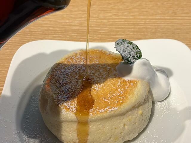 【むさしの森珈琲　フォレストスペシャル】メイプルシロップをたっぷりかけていただいちゃいましょう！