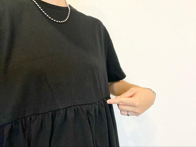 【FREAK'S STORE ウエスト ギャザー 切り替え ワンピース】インナーにタートルを重ねたり、アウターを合わせたりなど重ね着アレンジも楽しめます◎