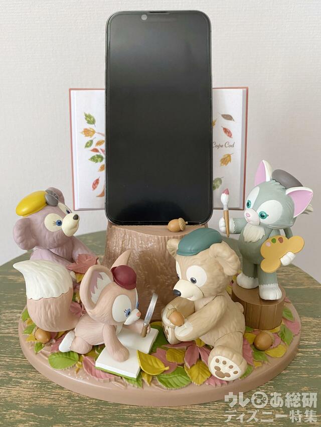 「ダッフィー&フレンズのオータム・ストーリーブック」スマートフォンスタンド使用例