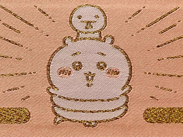 6巻に掲載されている「石編」がモチーフに。蛇に巻かれているちいかわ、笑顔なのが逆に心配．