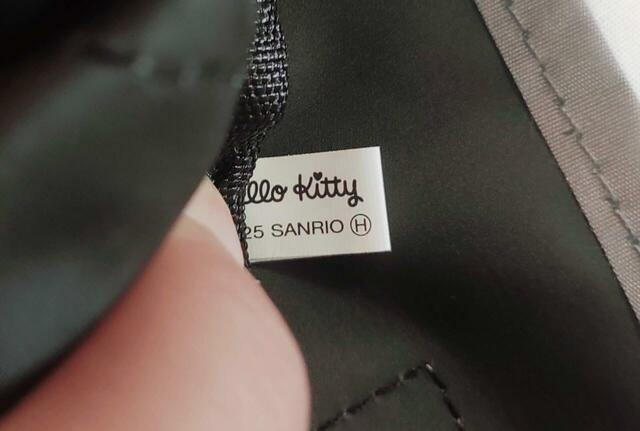 バッグの中には、「HELLO KITTY」のロゴタグもついています