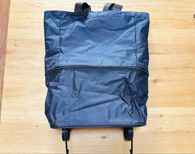 【3COINS キャスター付き折りたたみバッグ】展開時のサイズは約縦62×横33×マチ18cm。約30Lの大容量で、買い物や旅行に大活躍します