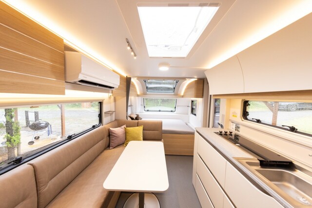 【さがみ湖MORI MORI】併設のキャンプ場「PICA相模湖」に新たに誕生したキャンピングトレーラー「HOSHIZORA（ほしぞら）」内観