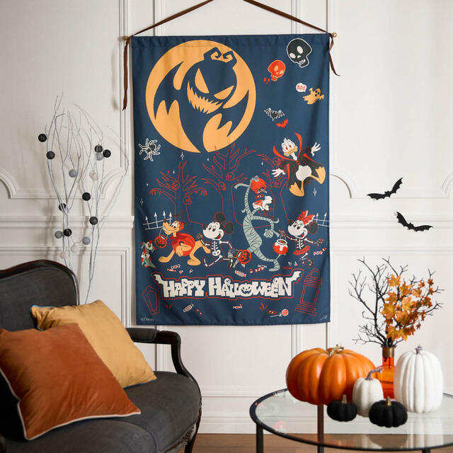 ハロウィーンタペストリー「ミッキー＆フレンズ」｜￥2,990～￥3,990（税込）