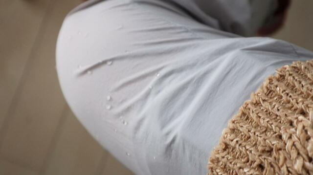 【ワークマン リペアテック(R)超軽量×遮熱シェフパンツ】表面は水をはじく高撥水仕様