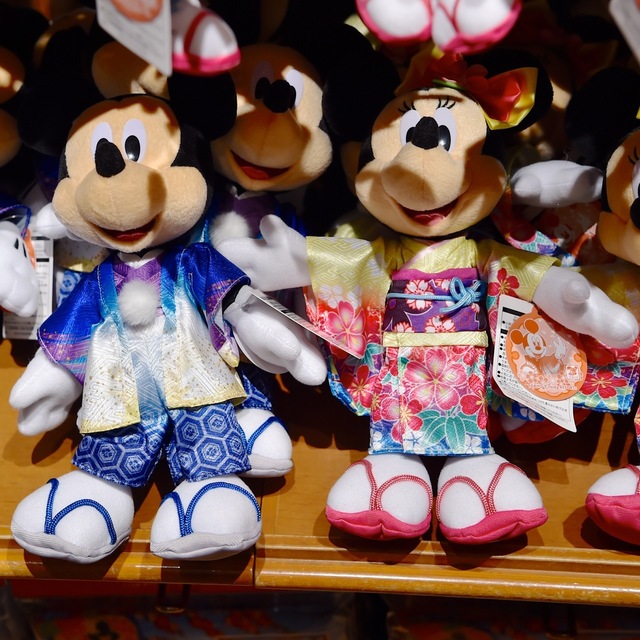 ミッキー、ミニーぬいぐるみ各3400円