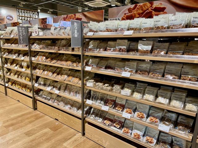 【MUJI Kitchen】売場に並ぶスナックやお菓子なども購入後、イートインスペースでチーズバーガーと一緒に食べられる