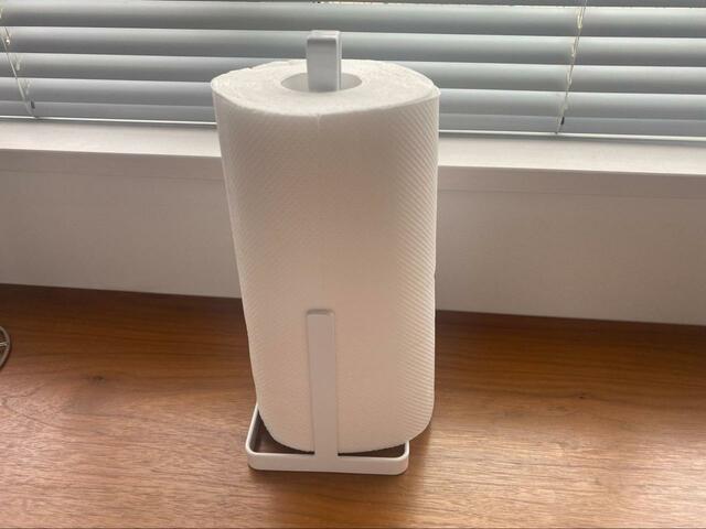 【山崎実業　キッチンペーパーホルダー】本体は重めなのでキッチンペーパーを引っ張りやすい