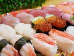 他にもカニ、えんがわと豪華なネタ！／にぎり寿司　ファミリー盛り合わせ　税込1,348円