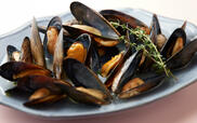 「ムール貝の白ワイン蒸し」<期間:2026年3月1日〜4月30日>【浅草で多彩なメニューをブッフェで楽しむ!「牛ロースのグリル」や「ラム肉のグリル」などの約100種の料理が食べ放題!】
