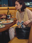 【DEAN & DELUCA×BEAMS COUTURE】DEAN & DELUCAの「トートバッグ Sサイズ」のデザインをベースに、表地にフェイクレザー、裏面にスプリットレザーを貼り合わせた新しい一品!