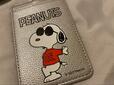【宝島社　PEANUTS スヌーピー リール付きICカードケース】サングラスと赤いTシャツを着たスヌーピー