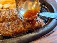 【ブロンコビリー ブロンコおじさんのこだわり炭焼きがんこハンバーグ(200g)】ソースをかけるとコクと程よい酸味が加わり、ご飯がどんどん進む味わいに