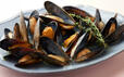 「ムール貝の白ワイン蒸し」<期間:2026年3月1日〜4月30日>【浅草で多彩なメニューをブッフェで楽しむ!「牛ロースのグリル」や「ラム肉のグリル」などの約100種の料理が食べ放題!】
