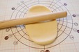 【ナンピザマルゲリータ】めん棒で生地を伸ばす
