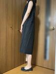 【UNIQLO リネンブレンドシャツワンピース】横から見るとストレートなシルエットに見えます