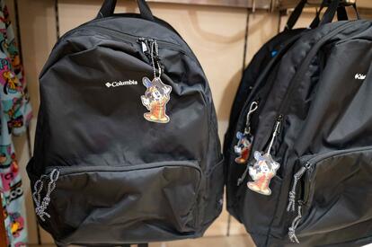 ディズニー】必携「Columbia黒リュック」がおしゃれ！100周年グッズ