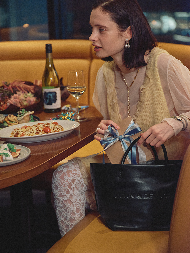 【DEAN ＆ DELUCA×BEAMS COUTURE】DEAN ＆ DELUCAの「トートバッグ Sサイズ」のデザインをベースに、表地にフェイクレザー、裏面にスプリットレザーを貼り合わせた新しい一品！