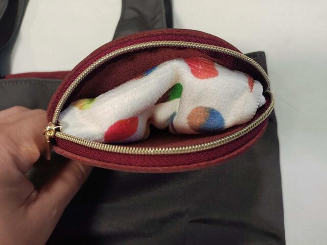 ネコポーチの中には、ハンカチもスッポリ入ります