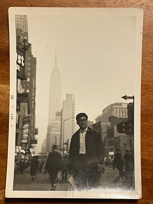 【トニーズピザ】NYに到着したときに撮った記念写真。後方に薄っすらと見えるのは、エンパイア・ステート・ビルディング