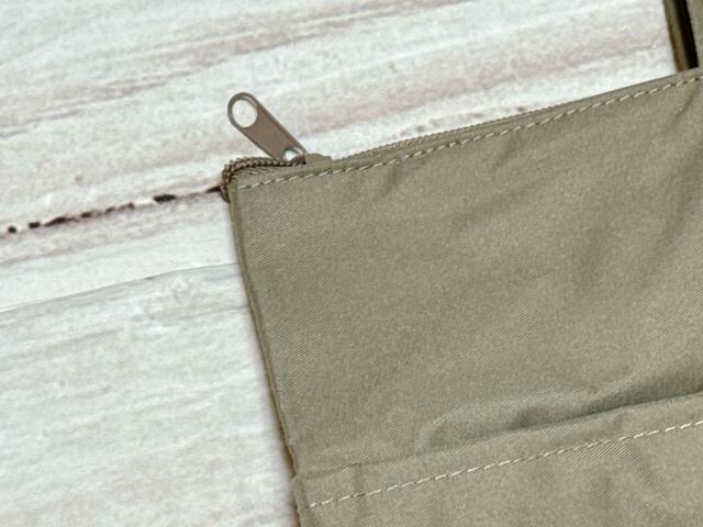 素材はマットな質感のp理エステル。裏側がPVC貼加工されているため、厚手で丈夫！