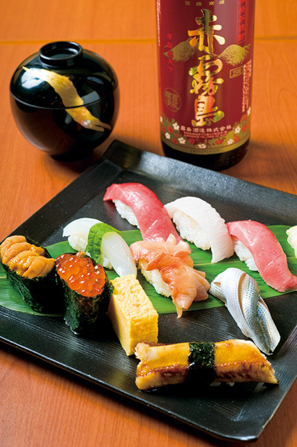 すし処 小鰭（御成門） 店主おすすめおまかせにぎり 3000円 その日のおすすめを9貫ほど握ってくれる。シャリの量は好みにより調整してくれる。