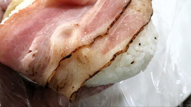 【トライアル あぶりベーコンエッグおにぎり】ラップを開けてみるとベーコンは2枚重ねで、あぶられた脂身が食欲をそそります  