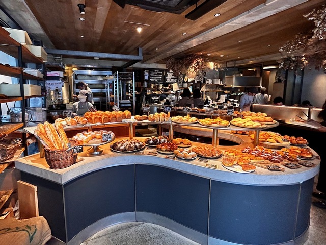 【les joues de BeBe】店に入った瞬間、おいしそうなパンが目に飛び込んできます。左手奥が厨房です