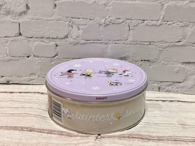 【カルディ/スヌーピー クリスマスラウンドティン チョコチップクッキー】カラーはエメラルドグリーンやベージュ、イエローなど豊富な6色!写真はラベンダーです