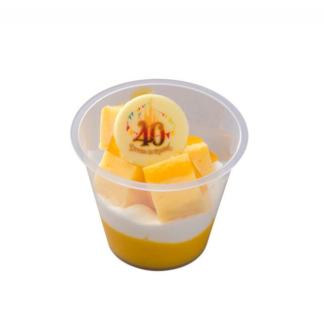 チーズケーキ・マンゴープリン、スーベニアカップ付き 950円｜東京ディズニーリゾート40周年“ドリームゴーラウンド”「MEMORY-GO-ROUND」スーベニア付きメニュー｜発売日：2023年6月13日（月）