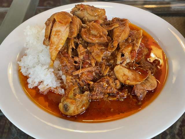 【サリサリカリー】サリサリカリーと第一遭遇したときのヒトサラ。骨についた肉がホロホロとはがれるぐらいじっくりと煮込んであった