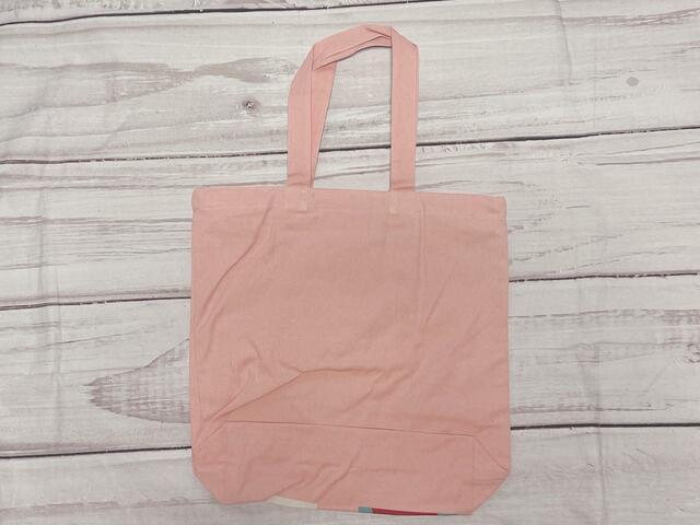 バックは装飾がないシンプルなデザイン