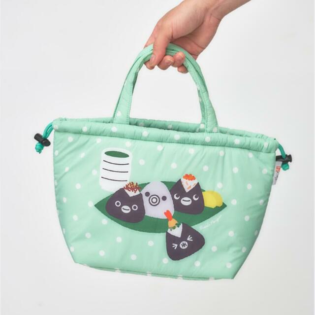 「​​​Suicaのペンギン×ほんのり屋　ふわふわ保冷巾着トート」＜サイズ：（約）W上辺330/下辺210×D120×H200mm＞【Suica利用でオトクに購入！おむすび処 ほんのり屋に「Suicaのペンギン ふわふわ保冷巾着トート おむすびセット」が数量限定で登場！】