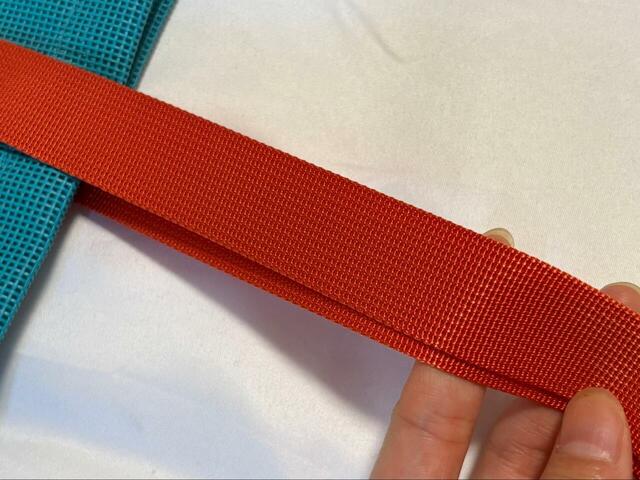 【DOD サマータイムあみちゃんS】ハンドルはポリエステル素材。やわらかくて肩がけにも手持ちにも使いやすいです♪