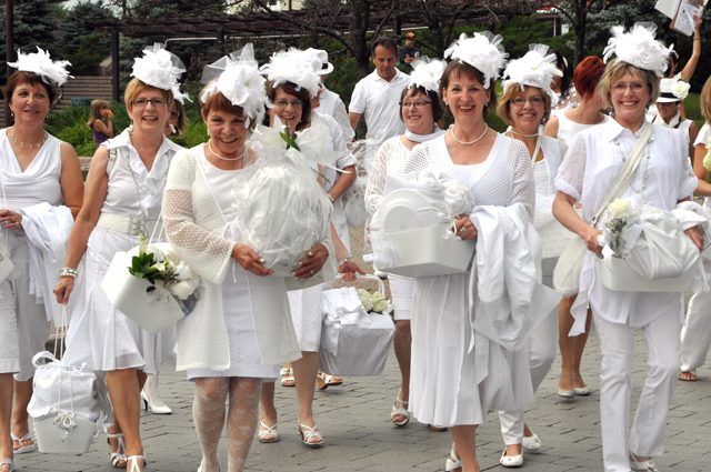 超優雅な“白”で統一されたパーティー「ディネ・アン・ブラン」