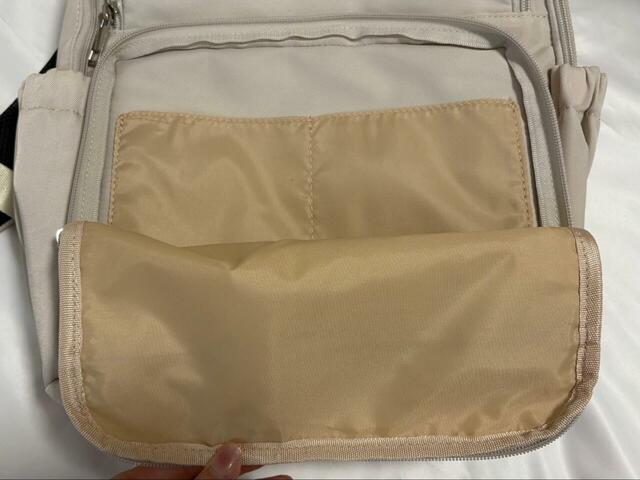 【ワークマン 軽量3レイヤーポケットマザーズリュック】前面には約縦20×横25cmのダブルファスナーポケットも。中にはさらにポケットが2つ付いています