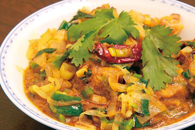 キーマカレーの名店／COCHIN NIVAS（西新宿）　ネギチキン 1300円