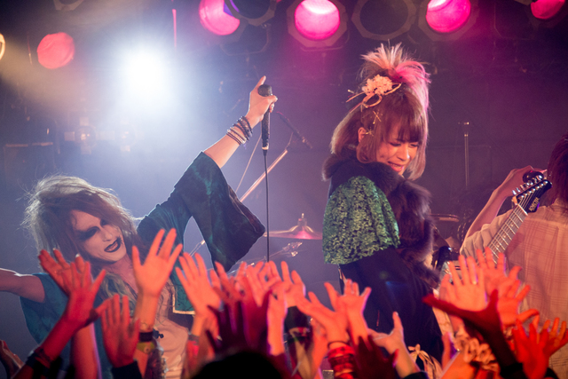 Jin-Machine・あっつtheデストロイ(Vo)/マジョリカ・マジョルカ・マジカルひもり(G)