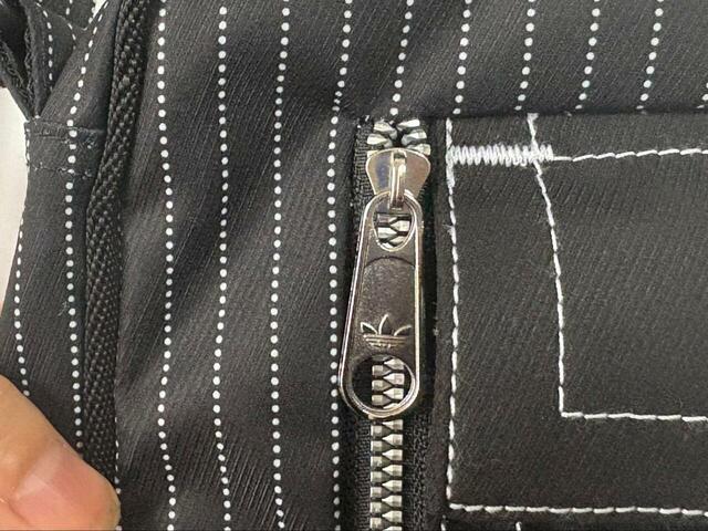 【adidas ウォバッシュ スモールアイテムバッグ】ブラックは黒地に白のドットが施されたデザイン。刺繍かと思うほど立体感あり!