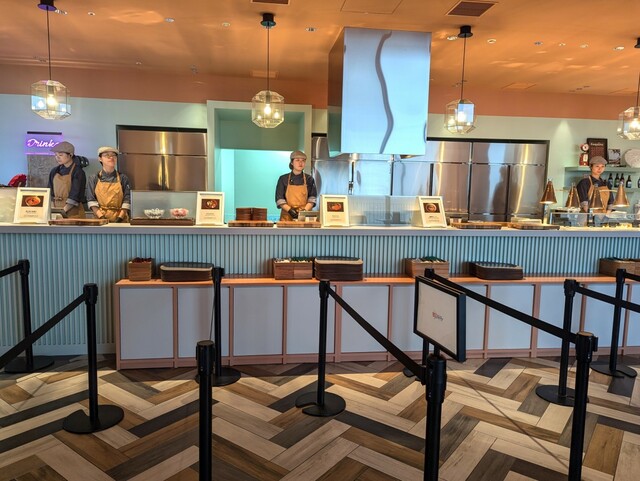 【星野リゾート 1955 東京ベイ】「Cafeteria」の料理を受け取るカウンター