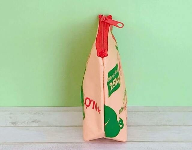 「ポーチ」マチがあるのでいろいろ入ります【カルディコーヒーファーム】「ベトナムバッグ」（ブタ柄）価格：1,500円（税込）