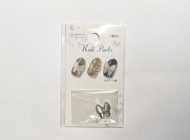 【セリア ネイルパーツ ジュエリーミックス エレガントバタフライ】凹凸ができたらパーツをのせてごまかします