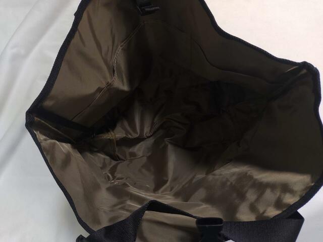 バッグの中は、ブラウンカラー
