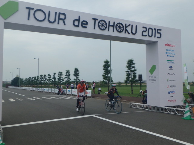 ツール・ド・東北2015／男女ペアで出場し、一緒にゴールする微笑ましい姿もあった
