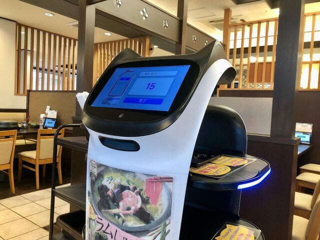 【しゃぶ葉　しゃぶしゃぶ・寿司食べ放題　牛2種&豚コース】頼んだお肉はネコ型配膳ロボが元気よく運んでくれます(＊店舗により配膳ロボが不在の場合があります)