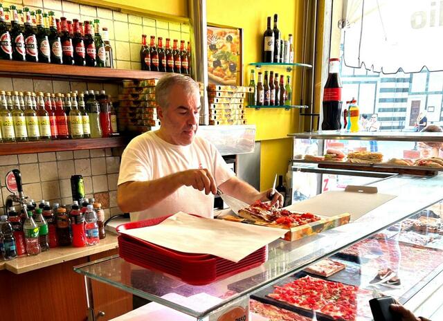 イタリアの街にはピザの量り売りもたくさんあり、テイクアウトが一般的。ピザを頬張りながらの街歩きも楽しい