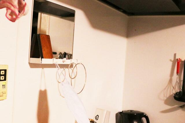 【山崎実業Tower マグネット ミラー&収納ラック】マグネットが取り付けられる場所ならどこでも設置できる