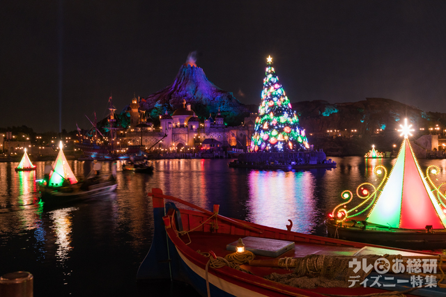 メディテレーニアンハーバーに浮かぶ、「カラー・オブ・クリスマス」の水上クリスマスツリー｜東京ディズニーシー2017年「クリスマス・ウィッシュ」