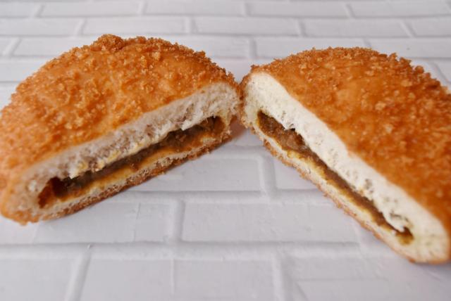 フィリングが偏らずに入っている。／ミニストップ『旨みとスパイス広がるビーフカレーパン』