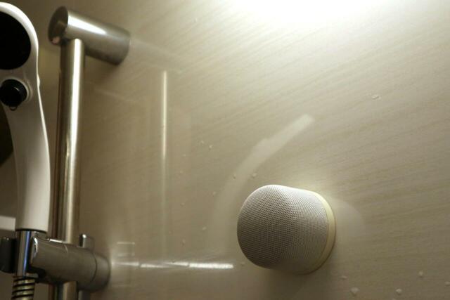 【3COINS マグネットスタンド防水スピーカー】防水規格は「IPX7（水深約1mの水に浸けても約30分間であれば内部に浸水しない）」なので、シャワーの近くに取り付けてもOK